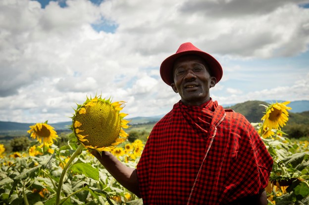 Farmers working together in Uganda